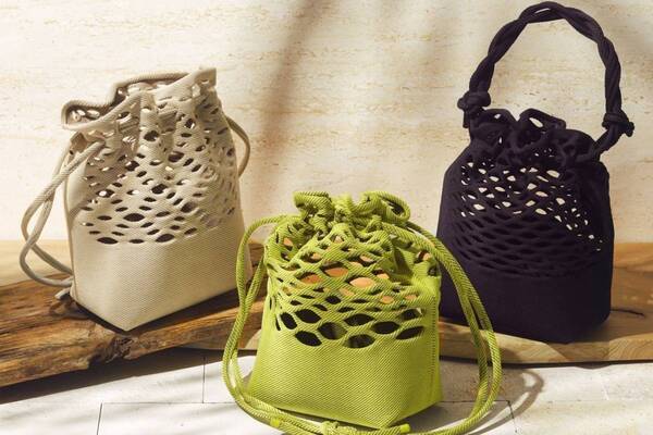 グッド グッズ イッセイ ミヤケのニットバッグ「モッコ バスケット」透かし編みの巾着型ショルダーも