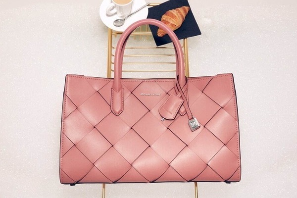 マイケル・コース“編み込みデザイン”の25年春バッグ「スカーレット」くすみピンクカラーで