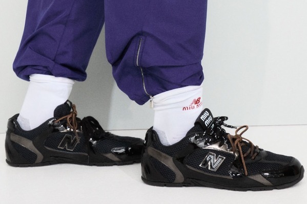 ニューバランス×ミュウミュウ「530 SL」スニーカー、レザー＆コットンなど3種の靴紐をカスタム