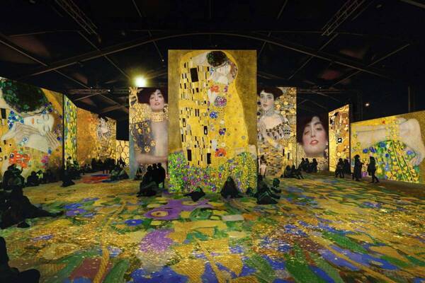 没入型展覧会「クリムト・アライブ」東京で、グスタフ・クリムト《接吻》など黄金世界が巨大スクリーンに