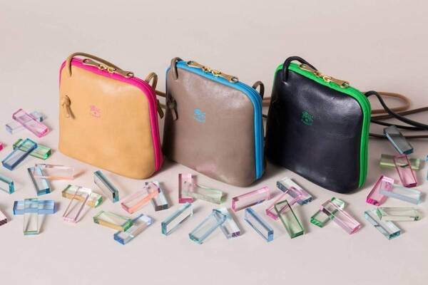 イル ビゾンテ“鮮やかネオン”のバイカラークロスボディバッグ、革財布やキーケースも