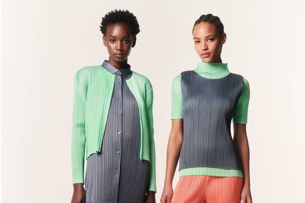 プリーツ プリーズ イッセイ ミヤケ“Ｘ線”着想の透明感カラーシャツ＆透過チュニックなど