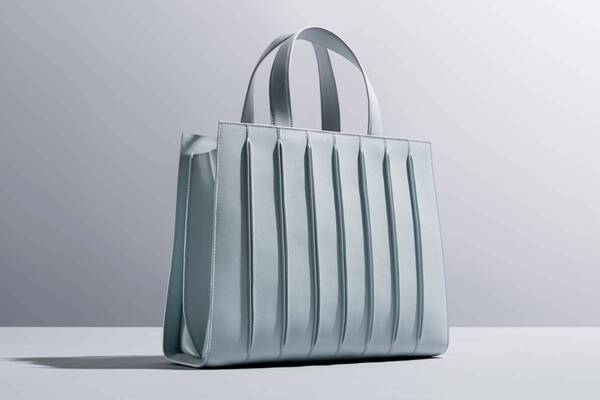 マックスマーラのアイコン「ホイットニー バッグ」“初代アルミニウムカラー”が限定復刻