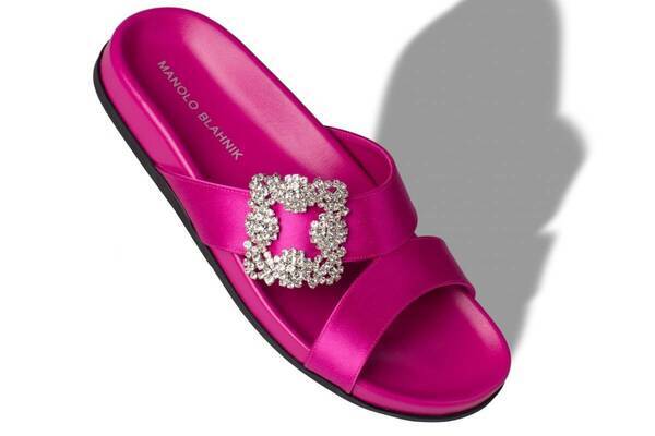 マノロ ブラニク“ビジュー煌めく”ウィメンズサンダル、贅沢サテンストラップのピンクやブルーで