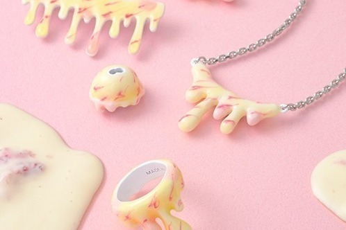 Q-pot.“とろ～り”マーブル模様のアイスクリーム着想アクセサリー、苺ソース入りネックレスなど