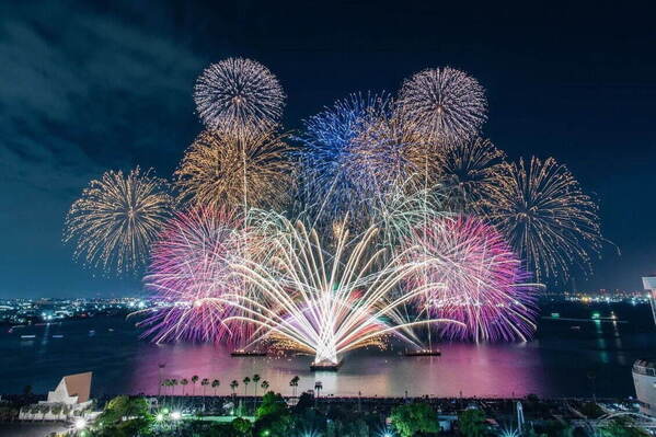 「名港水上芸術花火2025」名古屋港ガーデンふ頭で開催、音楽とシンクロする13,000発の花火