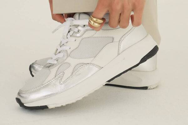 クラネ×クレイのコラボスニーカー、シルバーレザー際立つアッパー＆“ヘビの鱗”着想ソール
