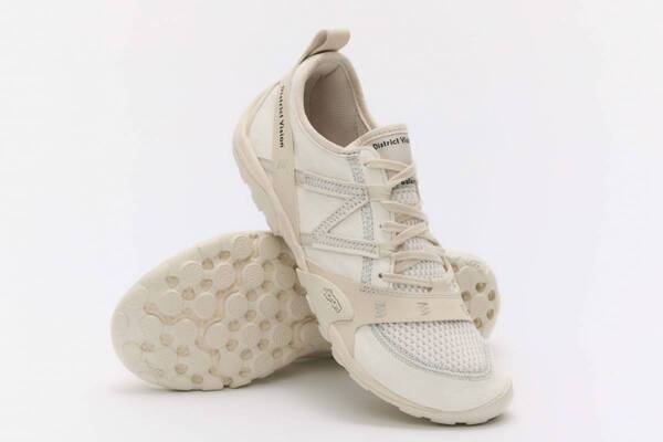 ニューバランス“裸足”スニーカー「MT10O」オールホワイトで、ディストリクト ビジョンとコラボ