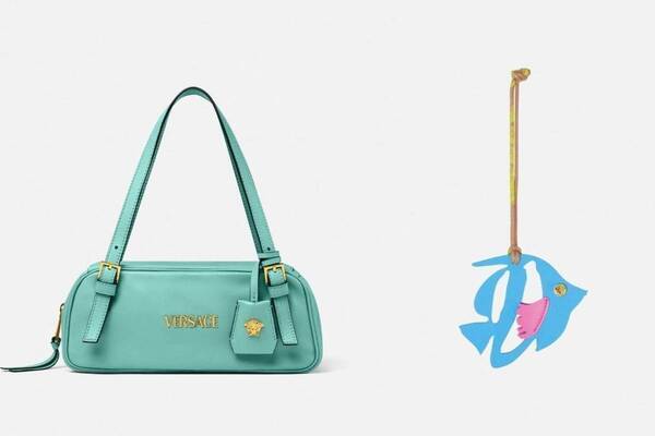 ヴェルサーチェ“海の世界”着想カラーのメタルロゴ入りバッグ「ヴェルサーチェ タグ」魚＆貝殻チャームも