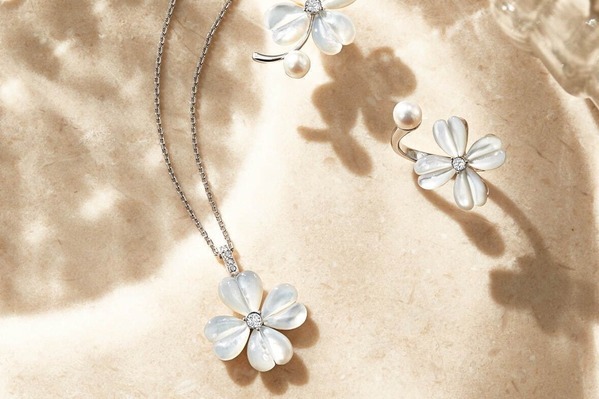 ヴァンドームブティック「四つ葉のクローバー」モチーフのネックレスやリング、ぷっくり白蝶貝で