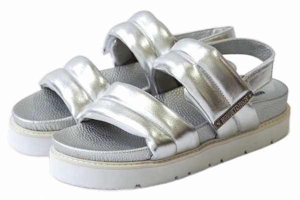 ミネトンカ“ぷっくり”パファーストラップサンダル、煌めくシルバーやモノトーンカラーで