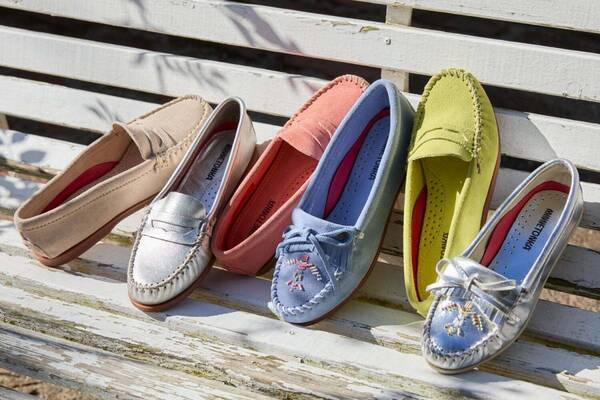 ミネトンカ“カラフルローファー”パステルブルーやシルバーの新作、ビーズ刺繍のキルトローファーも