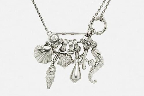 ヴェルサーチェ“海の生き物”ジュエリー、サンゴや貝殻が揺れる安全ピンモチーフネックレスなど