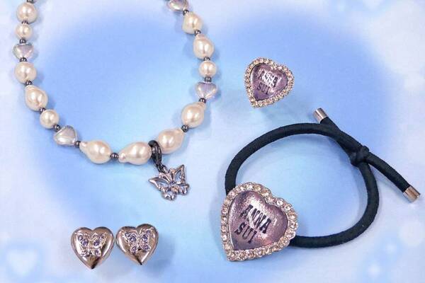 アナ スイ“ぷっくりメタリックハート”アクセサリー、蝶チャーム付きパールネックレスやリングなど