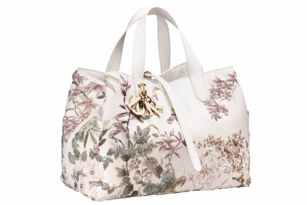 ディオールのウィメンズバッグ「ディオール トゥジュール」25年秋、“花々が立体的に咲く”トートバッグ