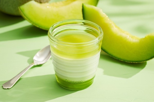 モロゾフ夏限定「クラウンメロンのプリン」爽やかゼリー＆ピューレの3層仕立て、ジューシー桃プリンも