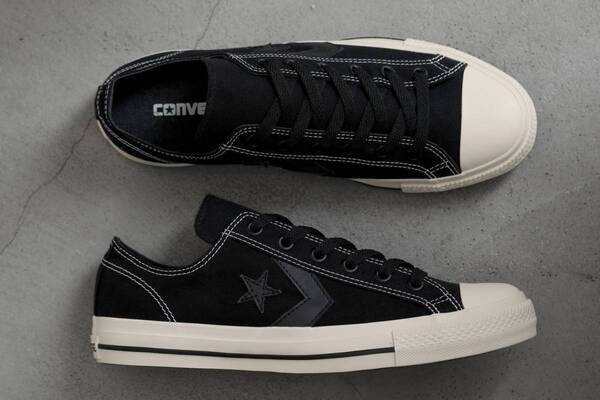 コンバース“レザーのシェブロン＆スター”スニーカー、ブラックアッパーにホワイトステッチをプラス