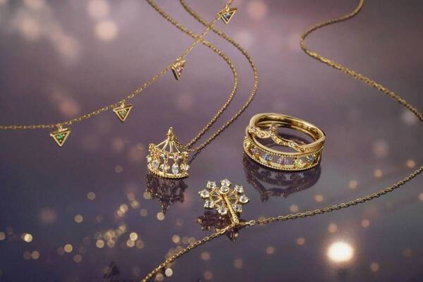 オデュース4℃「夜の遊園地」着想25年夏ジュエリー、“メリーゴーランド”の天然石ネックレスなど