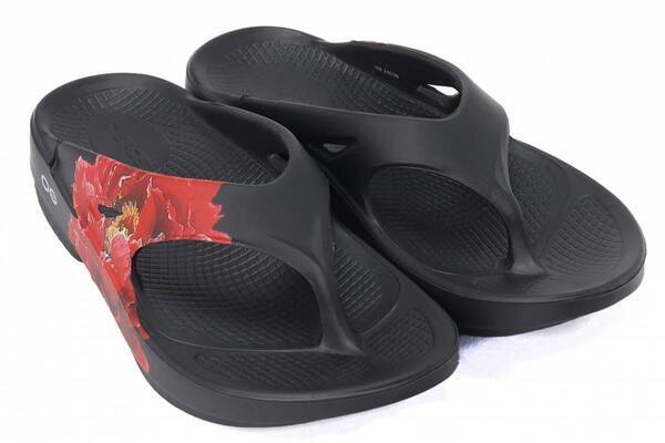 ワイルドサイド ヨウジヤマモト×ウーフォス、“真っ赤な牡丹”浮かぶリカバリーサンダル