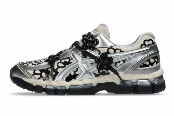 アシックス×セシリー・バンセンのスニーカー「ゲルカヤノ 20」花柄アッパーのメリージェーンシルエット