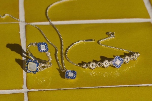 ノジェスのヴィンテージ風ジュエリー、“カフェの窓枠やタイル”着想シェルリング＆シルバーネックレス