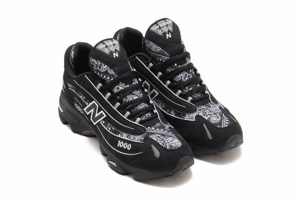 ニューバランス“モノトーンのバンダナ柄”スニーカー「M1000AP」アトモス限定で、お揃いのTシャツも