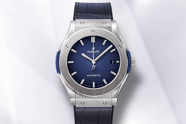 ウブロ“ブルーグラデ文字盤”の限定腕時計「クラシック・フュージョン」45mmケースのシンプル機能モデル