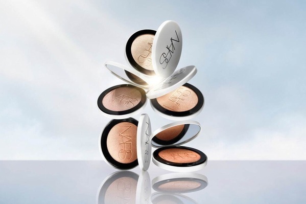 NARS25年秋ベースメイク“光を受けて輝く”ハイライター誕生、肌に溶け込むセラムinパウダー