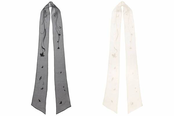 マメ クロゴウチ“花柄刺繍”のシルクスカーフ、青山の直営店限定で  - ブラック＆エクリュの2色展開