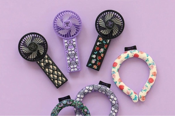 アナ スイ25年夏の冷感アイテム、ローズや蝶描いた“ひんやり”ネックリング＆ハンディファン