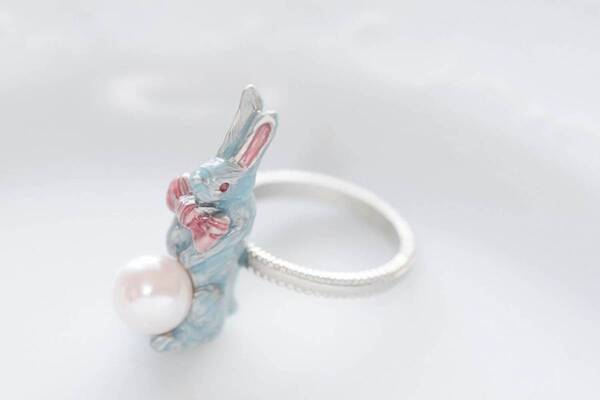 Q-pot.「不思議なうさぎ」着想アクセサリー、“パールを抱える”ペールブルーのウサギネックレスなど