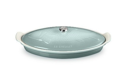 ル・クルーゼ“夏色”ブルーグリーンのキッチンウェア、魚モチーフの調理皿や深型グリルなど