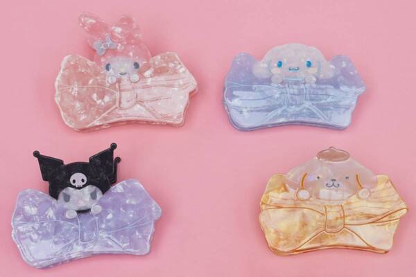 メゾン ド フルール×サンリオ、“リボン抱えた”クロミやこぎみゅんのヘアクリップ＆ぬいぐるみチャーム