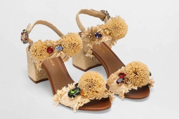 ドルチェ＆ガッバーナ、大ぶりビジュー＆ボンボン装飾のラフィア調ウィメンズサンダル