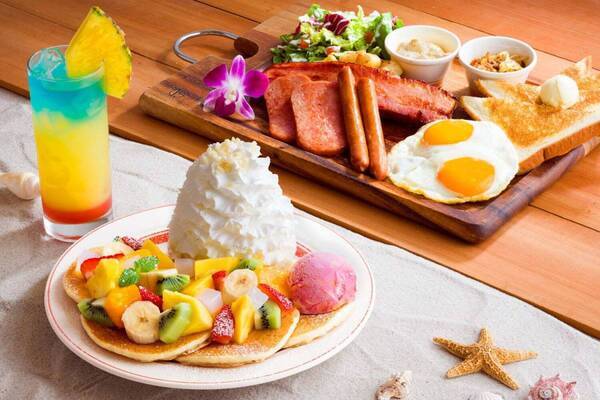 エッグスンシングス新作、果実たっぷり「オハナ・フルーツパンケーキ」や“まるで虹色”トロピカルドリンク