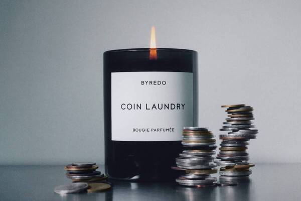 バイレード“コインランドリー”着想のフレグランスキャンドル、洗い立てリネンのような香り