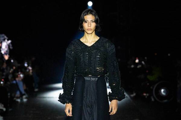 アンリアレイジの2025年秋冬パリコレ凱旋ショー - “液晶のように光り、変化する”近未来の洋服