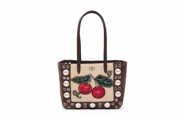 ヴァレンティノ ガラヴァーニの新アイコンバッグ「ネルコート」スエードにチェリー刺繍＆スタッズ