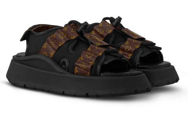 ルイ・ヴィトン“厚底”ウィメンズサンダル、モノグラム・キャンバスの大ぶりストラップで