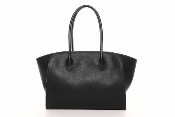 ザ・ロウの25年夏新作バッグ、艶やかレザー＆コットンキャンバスのトートバッグ「マルロ」