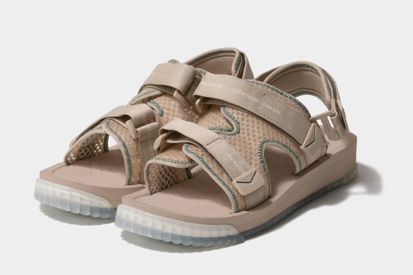 ビューティフルピープル×シャカのストラップサンダル、メッシュアッパー＆クリアソールで