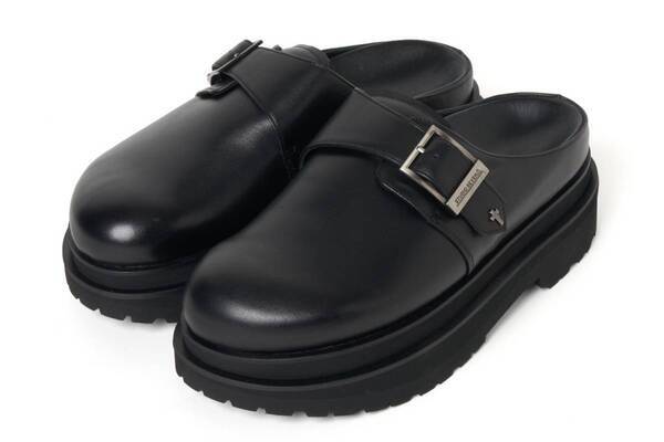 岩田剛典のナード マインド×スタジオ セブンの厚底サンダル、クロスモチーフ付きレザーベルトで