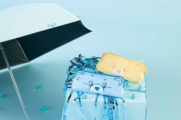 「ケアベア」“推しカラー”で選べる折りたたみ日傘、ポーチに早変わりするダイカットタオルも