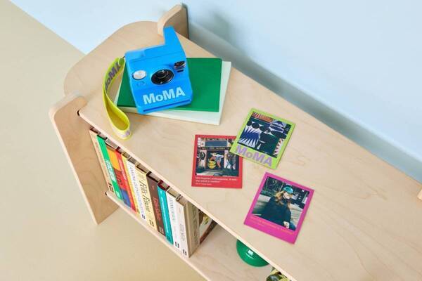 MoMAデザインストア“鮮やかブルー”のポラロイドカメラ、ゴッホらの名言入りカラーフィルムも