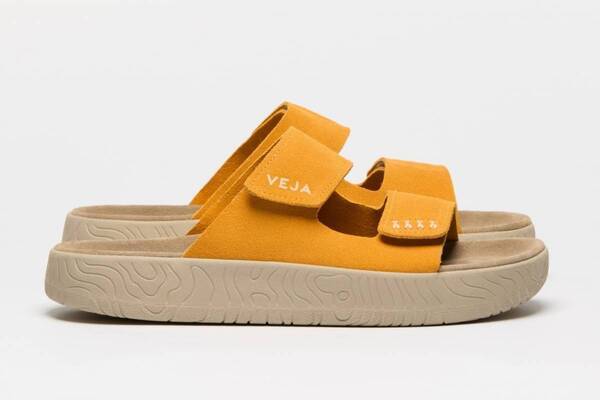 ヴェジャ初のサンダル「エトナ」スエードストラップ×厚底ソールの“火山”着想シューズ