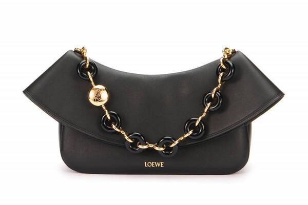 ロエベのウィメンズバッグ、ドーナツチェーン＆フリル状フラップ華やぐ「オラ」など