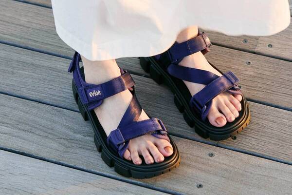 シャカの沖縄「オリオンビール」着想サンダル、光沢ネイビーのZ型ストラップと三ツ星モチーフ