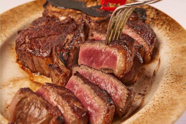 「ウルフギャング・ステーキハウス」ニュウマン高輪にオープン、最上級ステーキを夜景とともに