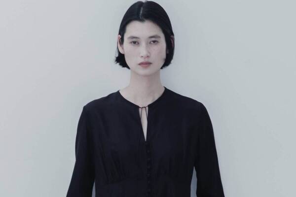 マメ クロゴウチ ベーシックス“マルチボタン華やぐ”ドレスなど、オールブラックの上質シルク＆ウール