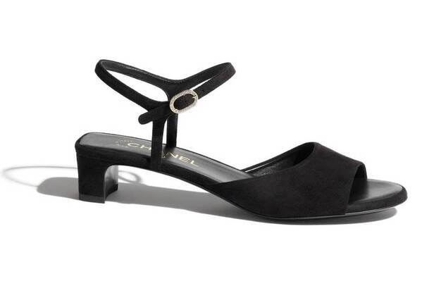 「シャネル ココ ビーチ」マットブラックのストラップサンダルや“ダブルC”トングサンダル